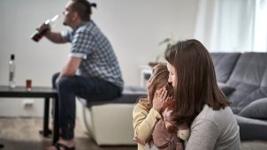 Ce se alege de viața copiilor de alcoolici? Dependența părinților are efecte pe viață a asupra propriilor copii