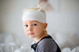 Cel mai greu lucru ca părinte: să iei decizii pentru viața copilului tău. O mamă povestește cât de greu i-a fost să accepte că fiul ei va fi operat pe creier