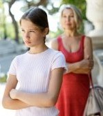 Uneori îmi doresc ca fiica logodnicului meu să dispară. Seamănă izbitor cu fosta lui soție. Sunt o persoană rea?