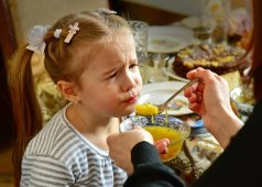 „Nu lăsa rușinea în farfurie!” De ce nu trebuie să-ți forțezi copilul să termine tot de mâncat