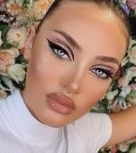 Adina Asăvoaiei, cunoscută drept „păpușa de la Glina" a recunoscut că a devenit mamă în secret. Își crește singură copilul la 17 ani