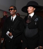 Rihanna este din nou însărcinată, la 37 de ani. Și-a etalat burtica de gravidă pe covorul roșu de la Met Gala