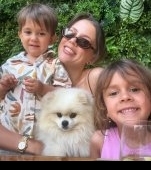 Emily Burghelea, răspuns pentru cei care-i critică decizia de a deveni mamă tânără