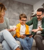 Autismul virtual: boala copiilor dependenți de telefon. Ce trebuie să știe părinții