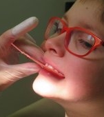 Cu bebe la cabinetul stomatologic! Iată un „truc” care te va ajuta să-i câștigi încrederea