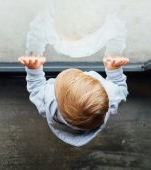 Un copil de doi ani a cazut de la etajul unul bloc din București. Din nefericire, nu a mai putut fi salvat