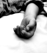 Ionuț, un copilaș de numai un an a murit după ce a fost tratat de roșu în gât la o clinică din Constanța. „M-am trezit cu copilul mort”