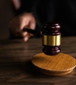 Ce pedeapsă a primit femeia care și-a aruncat proprii copii de la balcon. Copiii în vârstă de 2 și 3 ani au fost folosiți ca motiv de răzbunare pe fostul soț