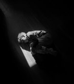 Un copil de 2 ani este în comă după ce a fost grav rănit de un bărbat aflat sub influența substanțelor interzise. L-ar fi aruncat violent de podea și copilul nu s-a mai mișcat