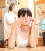 Fiica mea adolescentă poate fi gay din cauza mea? Mi-a spus că nu vrea să audă de bărbați după ce a văzut ce am trăit eu cu tatăl ei