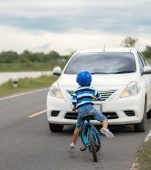 Un copil de trei ani a fost lovit mortal de o mașină dupa ce a ieșit nesupravegheat pe stradă