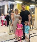 Alina Laufer este mamă de 3 copii și urmează să aducă pe lume încă un copil. Nu are bonă, are singură grijă de familie și se și menține în formă