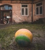 Un copil de 2 ani din Republica Moldova a fost găsit mort în fosa din curte. Fusese dat dispărut de fratele mai mare
