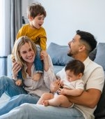 Minimalism în familie: cum trăiești mai simplu și mai fericit cu copii mici