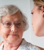 Soacra mea a chemat preotul acasă să mă convingă să-mi dau jos unghiile cu gel și să merg la biserică. Crede că-mi înșel soțul pentru că fac naveta la muncă