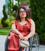 Alina este imobilizată în scaun cu rotile, dar vrea să-și ia permisul auto și să meargă la facultate. Este un exemplu de putere și curaj!