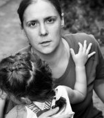Am făcut trei copii cu trei bărbați diferiți și doi m-au lăsat. Nu știu dacă viața m-a pedepsit sau doar m-am păcălit singură, cert e că acum sunt văzută ca o femeie ușoară