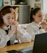 Nouă propunere legislativă AUR: Elevii și profesorii să spună "Tatăl nostru" și să cânte imnul zilnic, la începutul orelor