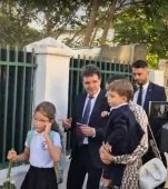 Fetița lui Nicușor Dan, alături de tatăl ei în prima zi de școală. Ce se întâmplă cu protestele profesorilor în București