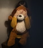 Strigător la cer! O copilă de doar 13 ani a ajuns să fie violată de fostul învățător de 71 de ani. Propria mamă și bunică și-au dat acordul