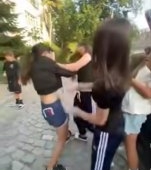 O fată din Tulcea a fost umilită și bătută în plină stradă de câteva adolescente. Nimeni nu a intervenit, deși se aflau în fața Parchetului Tulcea
