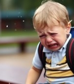 „Doamna mi-a dat na-na". O familie din Arad a aflat că educatoarea le agresează copilul după ce au pus un microfon în hainele micuțului