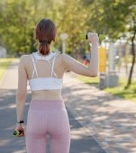 Retro walking: ce este și cum te poate ajuta