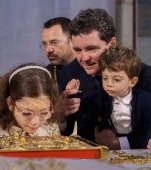 Fiul lui Nicușor Dan a fost în centrul atenției la sfințirea Catedralei Mântuirii Neamului. Ce spectacol a oferit celor prezenți