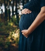 O femeie de 22 de ani a născut într-o pădure din Neamț. Ea și bebelușul au fost greu salvați