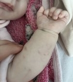 Clipe de coșmar pentru o mamă din Buzău după ce a ajuns la spital cu bebelușa ei de două luni. „A plâns minute întregi pe masă, iar eu, mama ei, nu aveam voie să stau lângă ea”