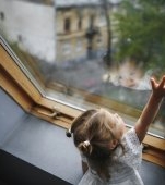 O fetiță de 2 ani din Constanța a căzut de la etaj. Geamul a fost lăsat deschis și copilul era nesupravegheat