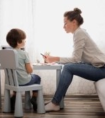 Când gesturile mărunte ascund frământări mari: ticurile nervoase la copii