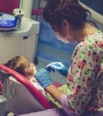 Ce trebuie să știi dacă mergi cu un copil mic la stomatolog. Protocolul pe care orice clinică trebuie să-l respecte: „Nu trebuie separat de mamă”