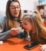 Cum îl protejezi pe cel mic în sezonul rece: Tusea și răceala, sub control