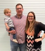 Un copil de 2 ani a fost găsit lângă părinții lui morți. Copilul se juca liniștit, crezând că mama și tatăl dorm