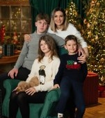 Ela Crăciun strălucește în noua ședință foto de sărbători: un an de succes încununat de recunoștință