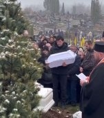Imaginile durerii! Un tată ucrainean își leagănă pentru ultima dată fiul, într-un sicriu. A rămas sigur pe lume după ce și-a îngropat soția și cei doi copii, după un atentat la Ternopil