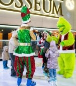 Moș Crăciun ajunge la „POLUL COLOSSEUM MALL” cu un convoi electric: 1.000 CP și „SĂNII” high-tech într-o paradă urbană