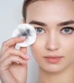 Cum alegi demachiantul potrivit în funcție de ten și de machiajul cotidian