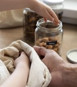 Cum se păstrează corect nucile, în funcție de tip