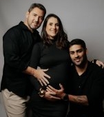 "Doi tați și o mamă". O femeie de 40 de ani a devenit mamă din nou, la 23 de ani de când s-a născut primul ei copil. Imaginile cu cei doi bărbați din viața ei au creat isterie în online