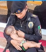 O polițistă a alăptat un bebeluș abandonat, în plină stradă. Copilul nu mâncase de două zile după un uragan devastator