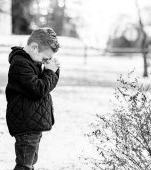 Scrisoarea cutremurător de dureroasă a unui copil orfan, găsită printre morminte de Crăciun. "Mi-e dor de tine foarte mult. De ce ai murit, mami?"