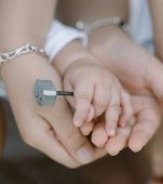 O mamă din Iași este condamnată la trei ani de închisoare după ce și-a bătut cu bestialitate copilul cu dizabilități