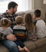 Am adoptat 4 frați care urmau să fie dați spre adopție separat. După un an m-am trezit cu un străin la ușă care mi-a spus adevărul despre părinții lor biologici