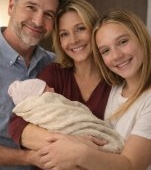 Ne-am dorit din toată inima să devenim părinți, dar copilul ne-a murit la scurt timp de la naștere. Soarta ne-a făcut apoi să devenim părinți și bunici într-o singură zi