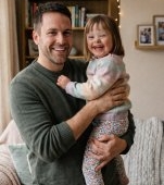 După 5 sarcini pierdute am decis să adoptăm o fetiță cu sindromul Down, refuzată de zeci de familii. Soțul meu a adorat-o din prima și când copila a împlinit 5 ani am aflat adevăratul motiv