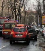 O fetiță de 5 ani a murit după ce a fost lovită de o masină în fața școlii. Era cu bunica ei care este acum în stare gravă