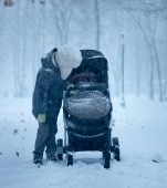 Somnul în frig, în plină iarnă, benefic pentru copii? Tot mai mulți părinti români adoptă controversata metodă nordică