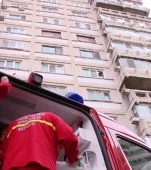 Un copil de 9 ani din Alba Iulia a căzut de la etajul doi al blocului unde locuiește. Era conștient când a ajuns salvarea